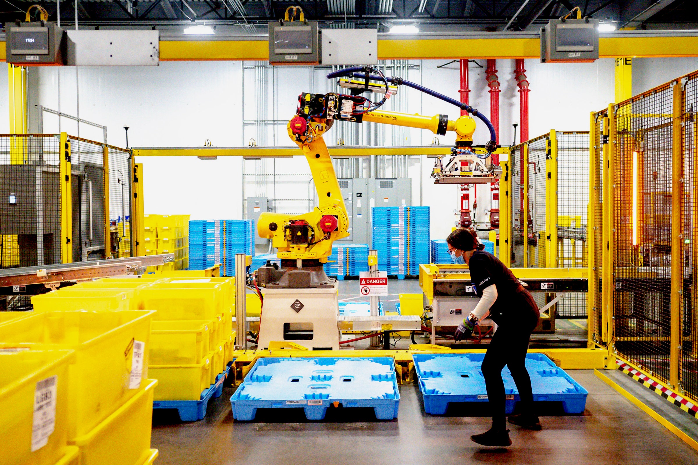 Amazon Warehouse Robots order pulling